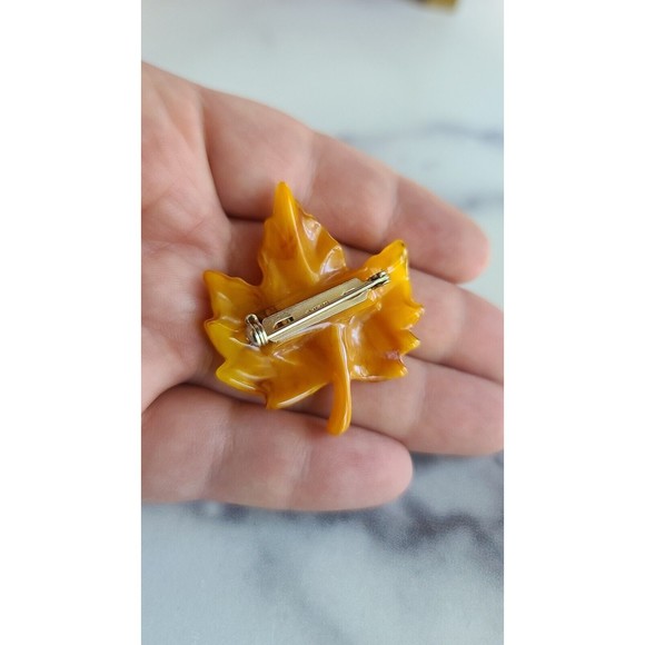 Vintage AVON Amber Marbled Lucite Maple Leaf Brooch Pin Clear Rhinestone - Picture 7 of 10